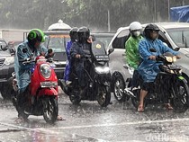 Pemotor Diimbau Tak Pakai Sandal Jepit, kalau Hujan Gimana?