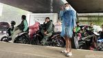 Hujan Lebat, Pemotor Ramai-ramai Berteduh di Kolong Jembatan