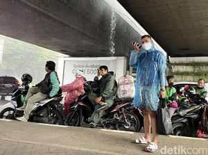 Hujan Lebat, Pemotor Ramai-ramai Berteduh di Kolong Jembatan