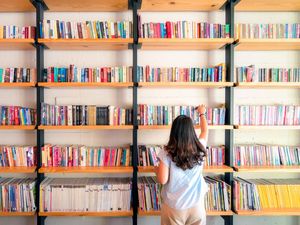 Punya Barang Rongsok Ini? Jangan Dibuang, Bisa Jadi Rak Buku