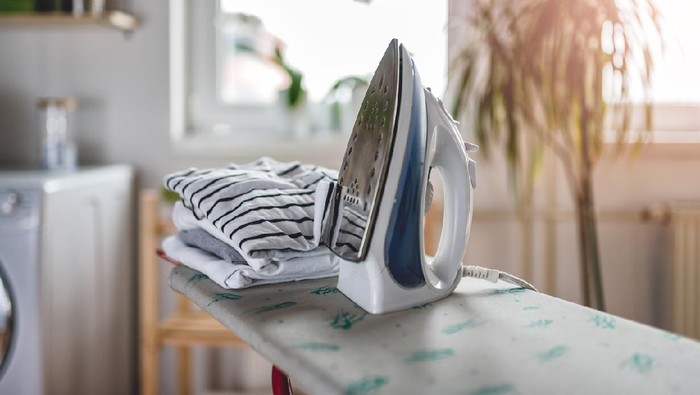 Cleaning the iron with a special pencil. Elimination of dirt on the iron, burnt cloth.