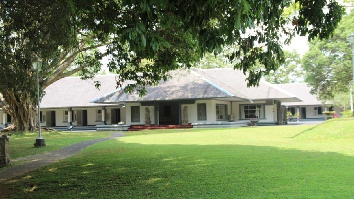 Keluarga Sukarno memang dekat dengan Bali, anak-anak Sukarno dari kecil dikenalkan dengan budaya Bali saat mereka tinggal di Istana Tampaksiring.