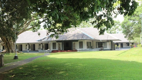 Keluarga Sukarno memang dekat dengan Bali, anak-anak Sukarno dari kecil dikenalkan dengan budaya Bali saat mereka tinggal di Istana Tampaksiring. Presiden kelima RI Megawati Soekarnoputri, pernah menceritakan soal kedekatan mereka dengan Bali. Keluarga Sukarno memang dekat dengan Bali, anak-anak Sukarno dari kecil dikenalkan dengan budaya Bali saat mereka tinggal di Istana Tampaksiring. Presiden kelima RI Megawati Soekarnoputri, pernah menceritakan soal kedekatan mereka dengan Bali.