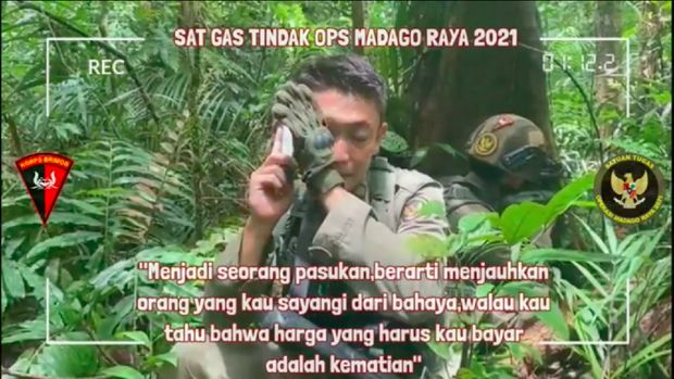Ipda Rano Aprilianto (33) masih dalam tugas Operasi Madago Raya di hutan belantara Sulteng saat anak ketiganya lahir. Menggunakan HP, dia azani putrinya. (Instagram Satbrimob Polda Lampung)