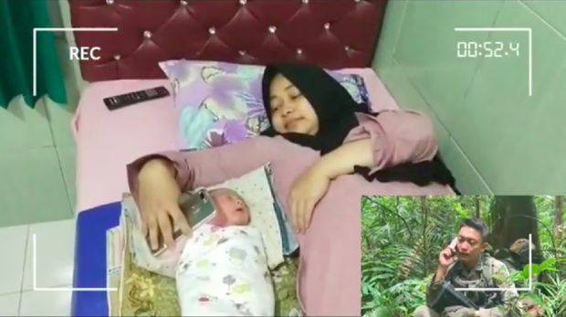 Ipda Rano Aprilianto (33) masih dalam tugas Operasi Madago Raya di hutan belantara Sulteng saat anak ketiganya lahir. Menggunakan HP, dia azani putrinya. (Instagram Satbrimob Polda Lampung)