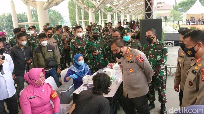 Kabareskrim Polri Komjen Agus Andrianto memimpin langsung serbuan vaksinasi di 3 daerah di Banten yakni di Cilegon, Serang, dan Pandeglang. (M Iqbal/detikcom)