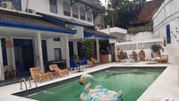Halaman Belakang dengan view kolam renang dan pasir pantai