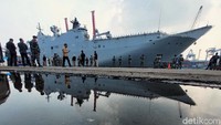 Berdasarkan pantauan Detikcom HMAS Canberra diiringi dua kapal saat memasuki pelabuhan tersebut sekitar pukul 09.00 WIB. Kedatangan kapal juga disambut marching band dari pasukan Angkatan Laut Indonesia.