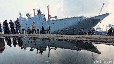 Kapal Perang Terbesar Australia TIba di Jakarta