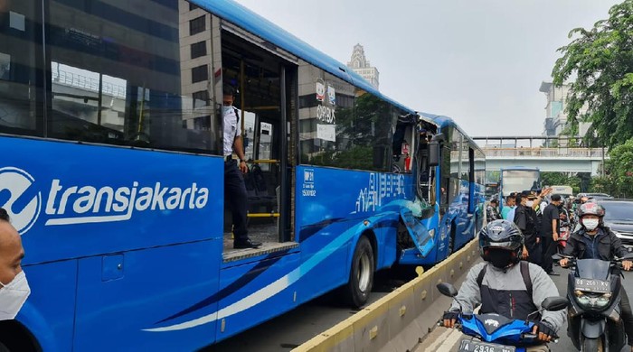 Kecelakaan 2 bus TransJakarta di MT Haryono, Jaktim