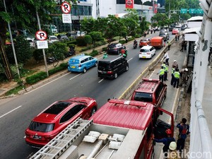 Evakuasi Sopir TransJ Korban Kecelakaan di Cawang Berlangsung 40 Menit