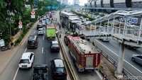 Kecelakaan yang melibatkan 2 bus TransJakarta itu menimbulkan korban jiwa. Tiga orang meninggal dunia, termasuk sopir dari salah satu bus TransJakarta.