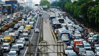 Lalu lintas di sekitar lokasi terpantau macet.