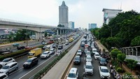 Karena lokasi kecelakaan berada di titik setelah exit tol Cawang, kemacetan di tol dalam kota tak terhindarkan.