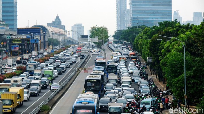 Dua unit bus TransJakarta mengalami tabrakan di Jalan MT Haryono, Jaktim. Imbas kecelakaan itu tol dalam kota dari arah Pancoran menuju pintu keluar Cawang terjadi kemacetan.