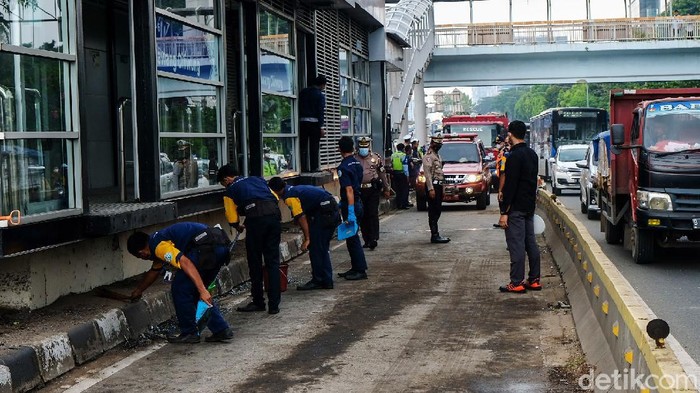 Dua unit bus TransJakarta mengalami tabrakan di Jalan MT Haryono, Jaktim. Imbas kecelakaan itu tol dalam kota dari arah Pancoran menuju pintu keluar Cawang terjadi kemacetan.