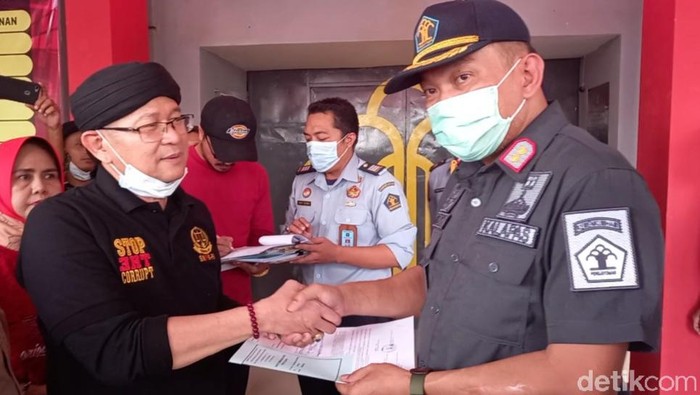 Ketua GNPK Basri Budi Utomo keluar dari Lapas Kota Tegal, Senin (25/10).