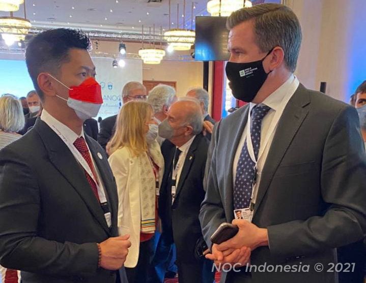Ketua NOC Indonesia Raja Sapta Oktohari dan KE Rafiq Radinal bersama President WADA Witold Bańka dalam ANOC General Assembly 2021