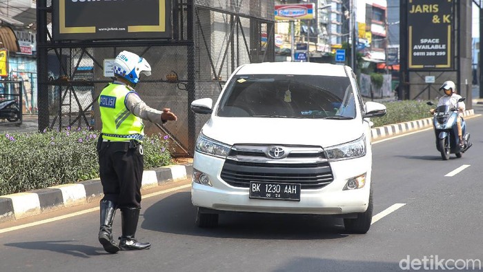 Sejumlah Polisi melakukan sosialisasi terhadap kendaraan roda empat di kawasan Jalan Fatmawati, Jakarta, Senin (25/10/2021). Kawasan ganjil-genap di Jakarta diperluas menjadi 13 titik. Ganjil-genap itu mulai berlaku hari ini.