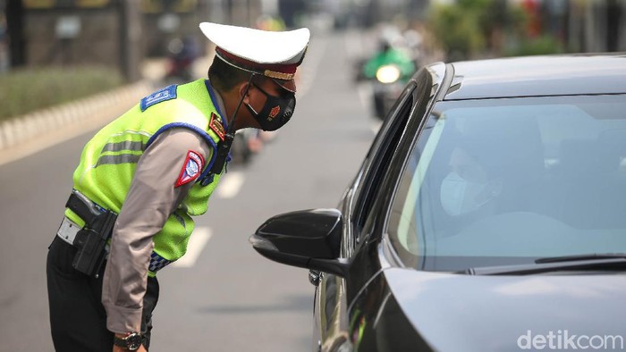 Sejumlah Polisi melakukan sosialisasi terhadap kendaraan roda empat di kawasan Jalan Fatmawati, Jakarta, Senin (25/10/2021). Kawasan ganjil-genap di Jakarta diperluas menjadi 13 titik. Ganjil-genap itu mulai berlaku hari ini.