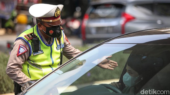 Sejumlah Polisi melakukan sosialisasi terhadap kendaraan roda empat di kawasan Jalan Fatmawati, Jakarta, Senin (25/10/2021). Kawasan ganjil-genap di Jakarta diperluas menjadi 13 titik. Ganjil-genap itu mulai berlaku hari ini.