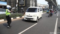 Kendaraan yang melanggar tidak ditilang, melainkan hanya diberi sosialisasi adanya ganjil genap.