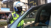 Adapun Sabtu, Minggu dan hari libur nasional, gage tidak berlaku.