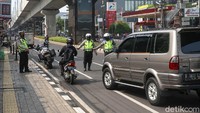 Kebijakan ganjil-genap (gage) di 13 titik ruas jalan di Jakarta mulai diberlakukan hari ini.
