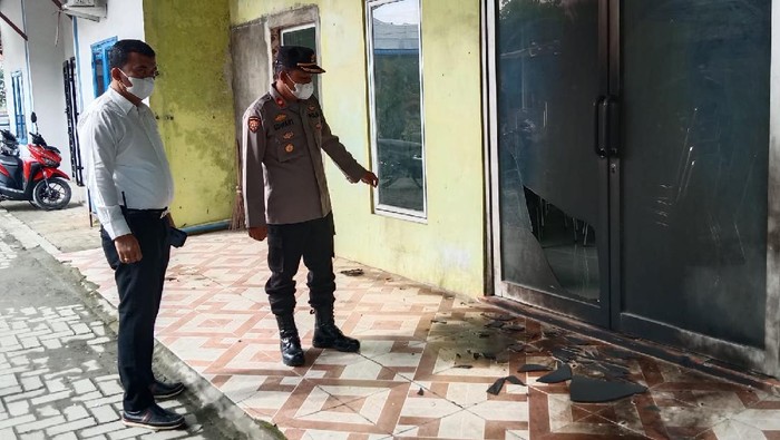 Kondisi bekas lemparan bom molotov di kantor desa di Deli Serdang (dok. Istimewa)