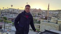 Ayah Kejora juga tak kalah gayanya saat menikmati pemandangan Cappadocia. Foto: dok. Instagram Ayah Kejora