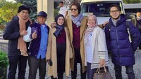 Rizky Billar dan Lesti Kejora pose bareng keluarga yang turut pergi menemani mereka babymoon di Turki. Foto: dok. Instagram Lesti Kejora