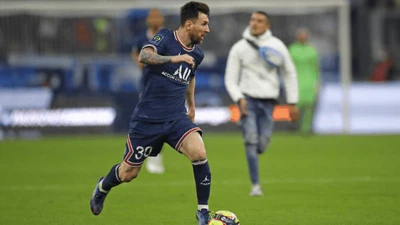 Foto Messi Dikejar Suporter yang Terobos Masuk Lapangan