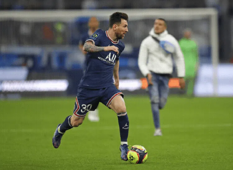 Foto Messi Dikejar Suporter yang Terobos Masuk Lapangan