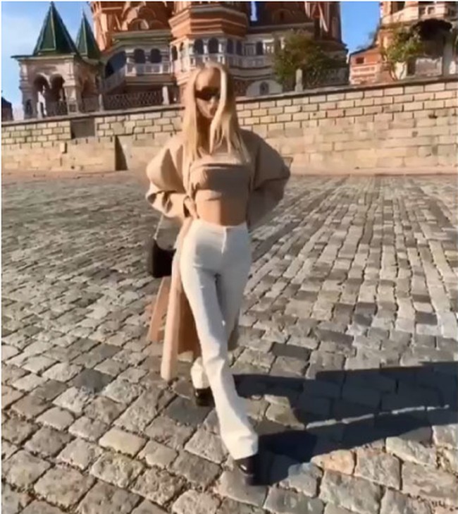 Tiga tahun setelah Lola Bunny berpose vulgar di katedral Saints Basil di Moscow masih jadi permasalahan. Pada 2021, Lola sengaja membuka atasan dan mengekspos payudara selagi seseorang mengambil gambarnya.  Foto: Instagram