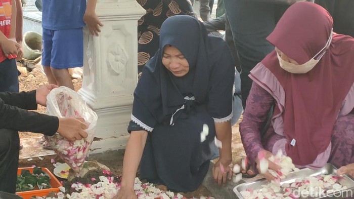 Mahasiswa UNS Solo Gilang Endi Saputra (31) yang meninggal usai diksar menwa dimakamkan di Karanganyar