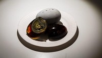 Sangat menjijikan telur ini telur yang diawetkan selama 100 hari lebih. Warna kuning telurnya bahkan sudah berubah menjadi hijau, Foto: The Disgusting Food Museum