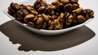 Nah, kalau ini adalah kopi luwak. Kopi luwak mungkin sudah tak asing di Indonesia. Namun, di negara lain ini dianggap menjijikkan karena berasal dari kotoran luwak. Foto: The Disgusting Food Museum