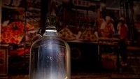 Di China ada hidangan yang menjijikan, yakni wine beras yang difermentasi dengan campuran bayi-bayi tikus di dalamnya. Konon, minuman ini sangat berkhasiat. Foto: The Disgusting Food Museum
