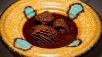 Bukan dari kaldu ayam atau sapi, sup yang satu ini terbuat dari darah dan berisi perut sapi dan domba. Hidangannya dikenal dengan sebutan menudo khas Meksiko. Foto: The Disgusting Food Museum