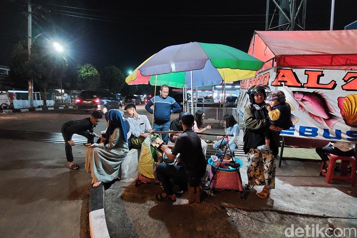 Mangkal di Pinggir Jalan, Tahu Gejrot di Bandung Ini Laris Manis Mangkal di Pinggir Jalan, Tahu Gejrot di Bandung Ini Laris Manis