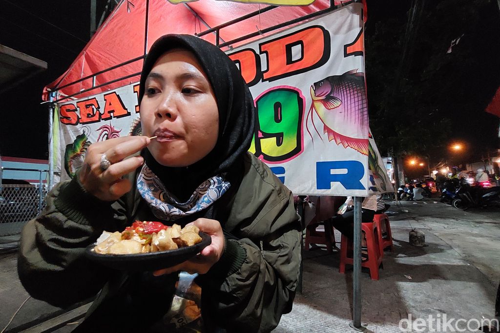 Mangkal di Pinggir Jalan, Tahu Gejrot di Bandung Ini Laris Manis