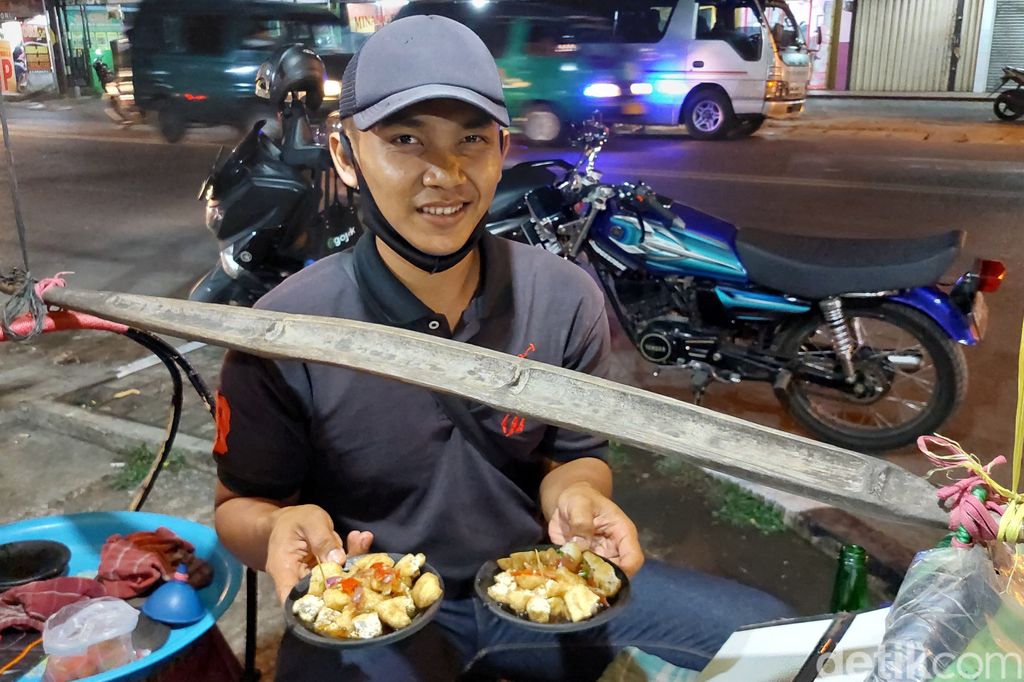 Mangkal di Pinggir Jalan, Tahu Gejrot di Bandung Ini Laris Manis