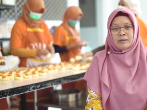 Mantan PNS Ini Pilih Jualan Donat, Sehari Bisa Jual 3.000 Donat