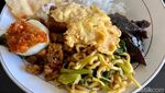 Sarapan Pecel Rawon Khas Banyuwangi yang Uenak Poll!