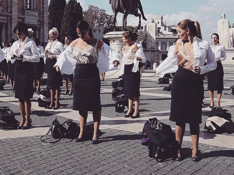 Aksi Pramugari Alitalia Demo Merger Sambil Buka Baju