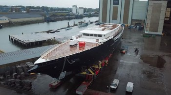 Sebagai orang terkaya kedua di dunia, wajar jika Jeff Bezos mengoleksi barang-barang mahal dan eksklusif. Pendiri Amazon ini menjadi pemilik baru sebuah kapal pesiar mewah senilai USD 500 juta atau kisaran Rp 7,1 triliun. Foto: Dok. Autoevolution