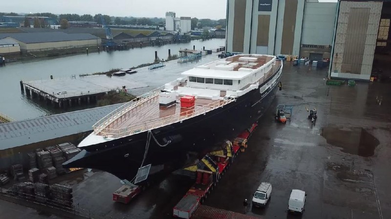 Sebagai salah satu orang terkaya di dunia, wajar jika Jeff Bezos mengoleksi barang-barang mahal dan eksklusif. Pendiri Amazon ini kabarnya akan menjadi pemilik baru sebuah kapal pesiar mewah senilai USD 500 juta atau kisaran Rp 7,1 triliun.