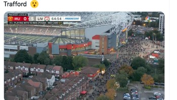 Penampakan ribuan fans meninggalkan Old Trafford jauh sebelum laga usai karena sangat kecewa. Foto: Twitter