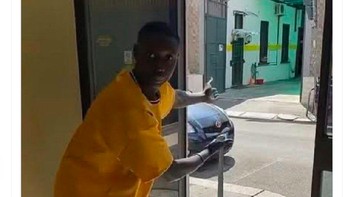 Pertahanan MU begitu rapuh sehingga seakan mempersilakan semua penyerang Liverpool masuk saja. Foto: Twitter