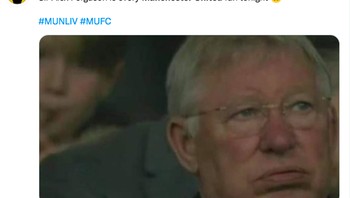 Ekspresi semua penggemar MU diwakili oleh Sir Alex. Foto: Twitter